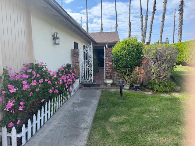 Corner House with Palm Trees, great location, easy parking, close to Beach