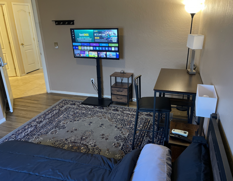 Kitchen, House, room, rent, pilot, student, travel, travelers, passenger, flight, phoenix, arizona, az, pool, luxury, spacious, cozy, easy, affordable, best, laundry, bathroom, private, tv, internet, desk, peaceful, secure, keyless, garage